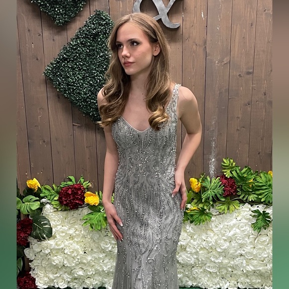 Beaded evening gown - Picture 3 of 9